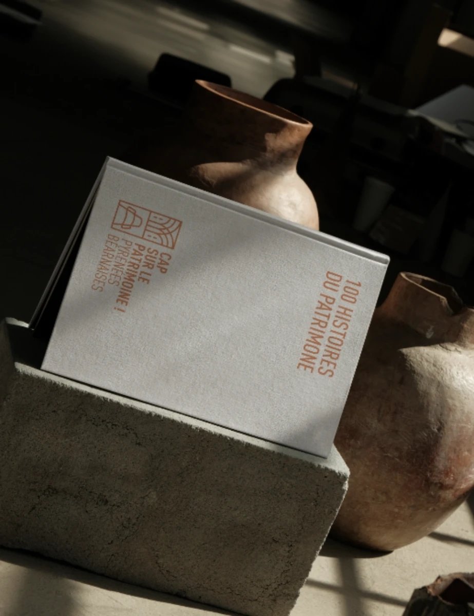 Mise en situation du logo et identité visuelle cap sur le patrimoine