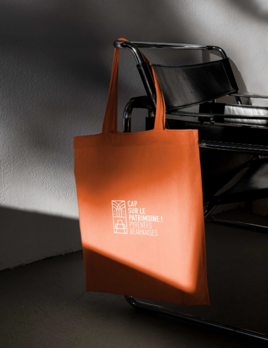 Mise en situation du logo et identité visuelle cap sur le patrimoine